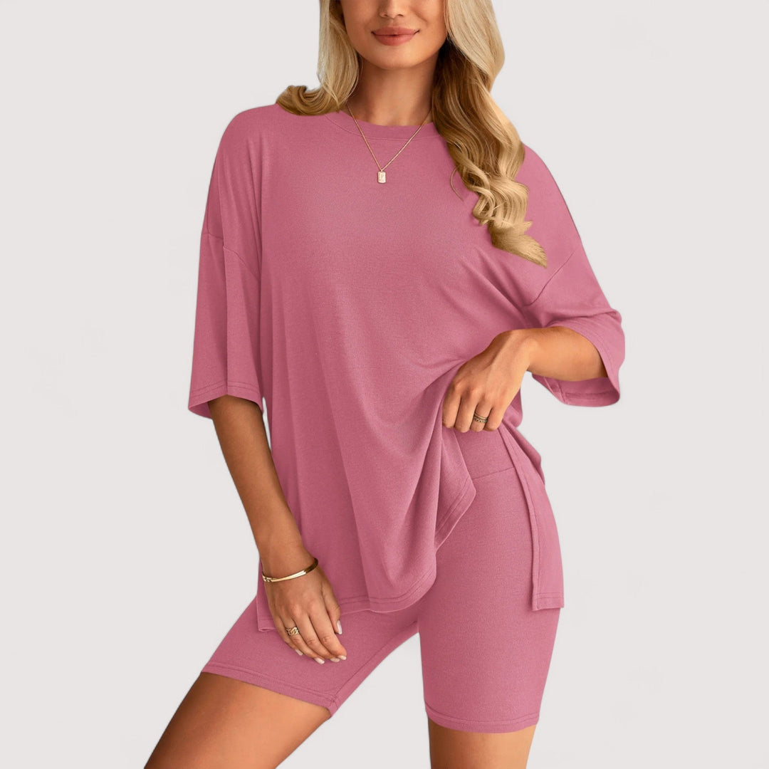 Modisches Damen Sommerset mit lockerem T-Shirt und hochtaillierten Shorts, perfekt für Entspannung.
