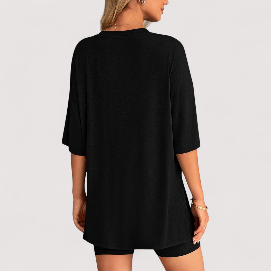 Stilvolles Damen Freizeit Outfit: Lockeres T-Shirt & hochtaillierte Shorts, für jeden Anlass.
