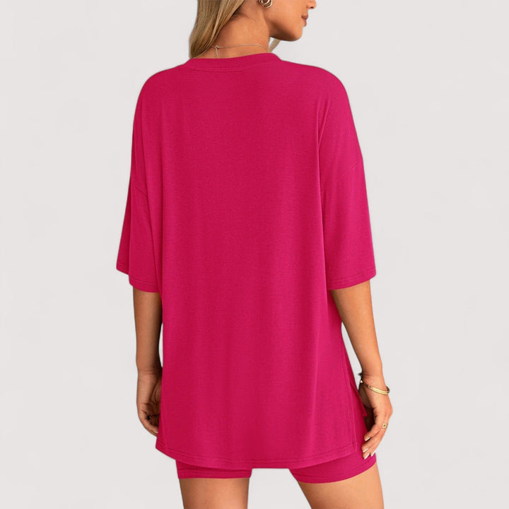 Trendy Damen Freizeit Set: Lockeres T-Shirt & High-Waist Shorts, ideal für Spaziergänge und Garten.