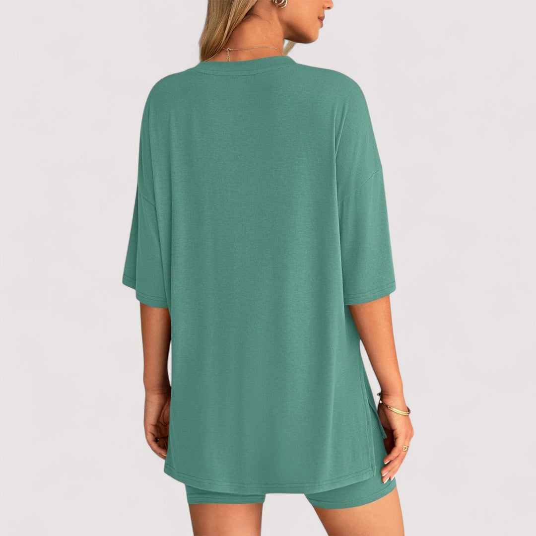 Damen Sommer Set, bestehend aus lockerem T-Shirt und hochtaillierten Shorts, bequem und vielseitig.