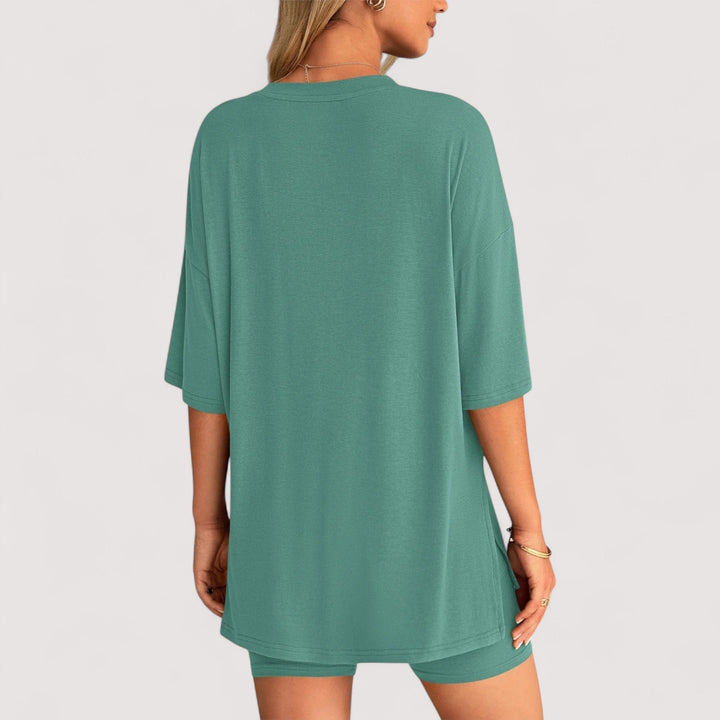 Damen Sommer Set, bestehend aus lockerem T-Shirt und hochtaillierten Shorts, bequem und vielseitig.