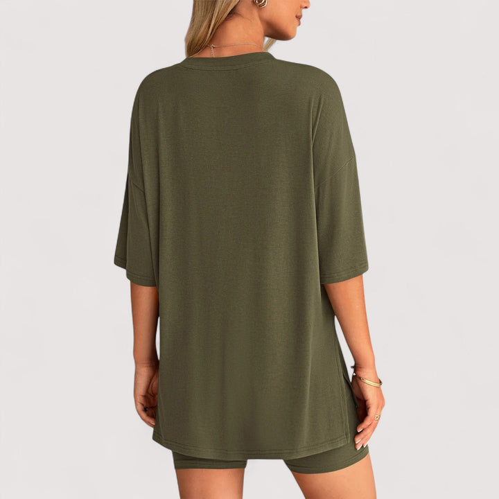 Komfortables Damen Sommerset: Locker sitzendes T-Shirt & hochtaillierte Shorts, atmungsaktiv & modern.