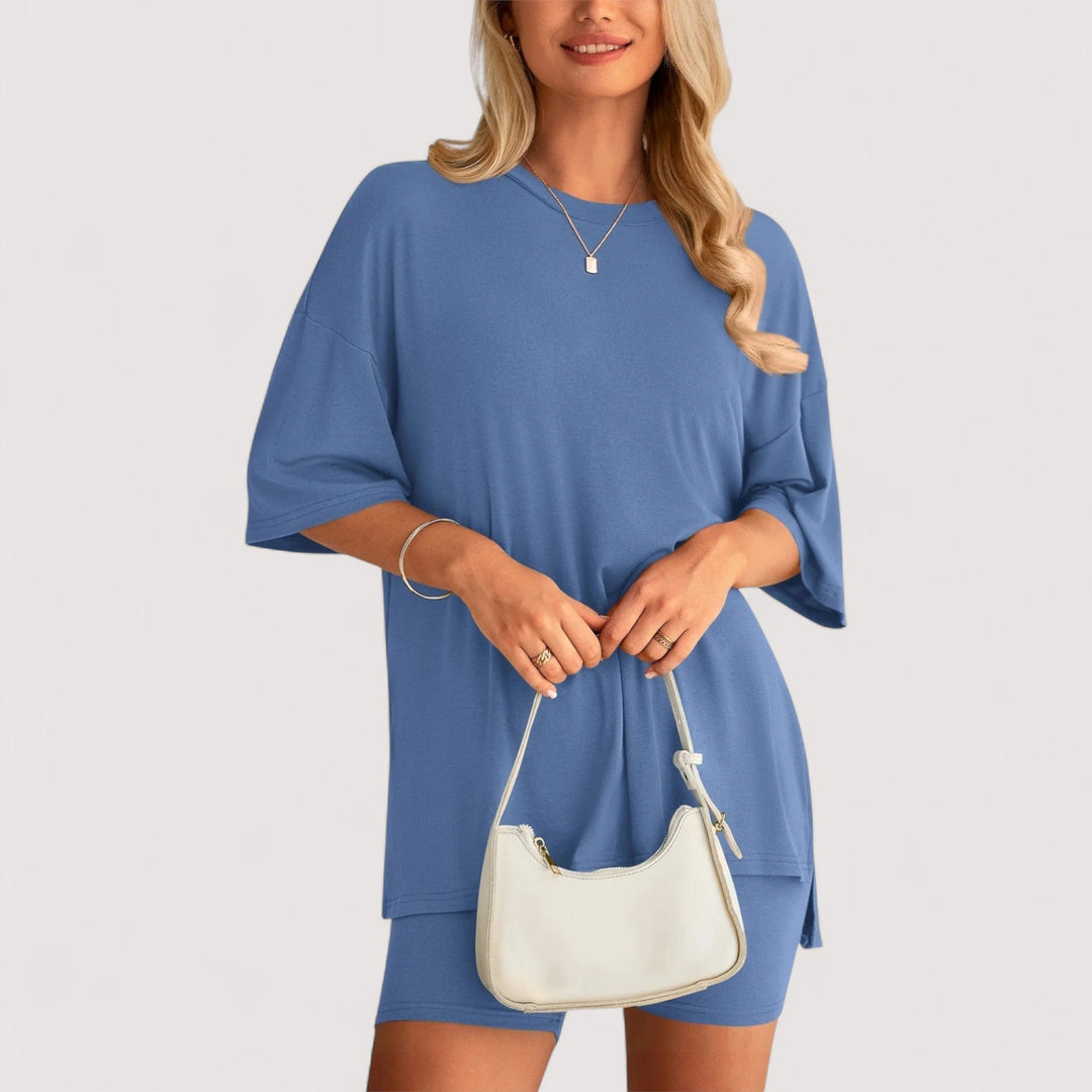 Zweiteiliges Damen Sommer Set: Lockeres Oberteil und komfortable High-Waist Shorts in dezenten Farben.