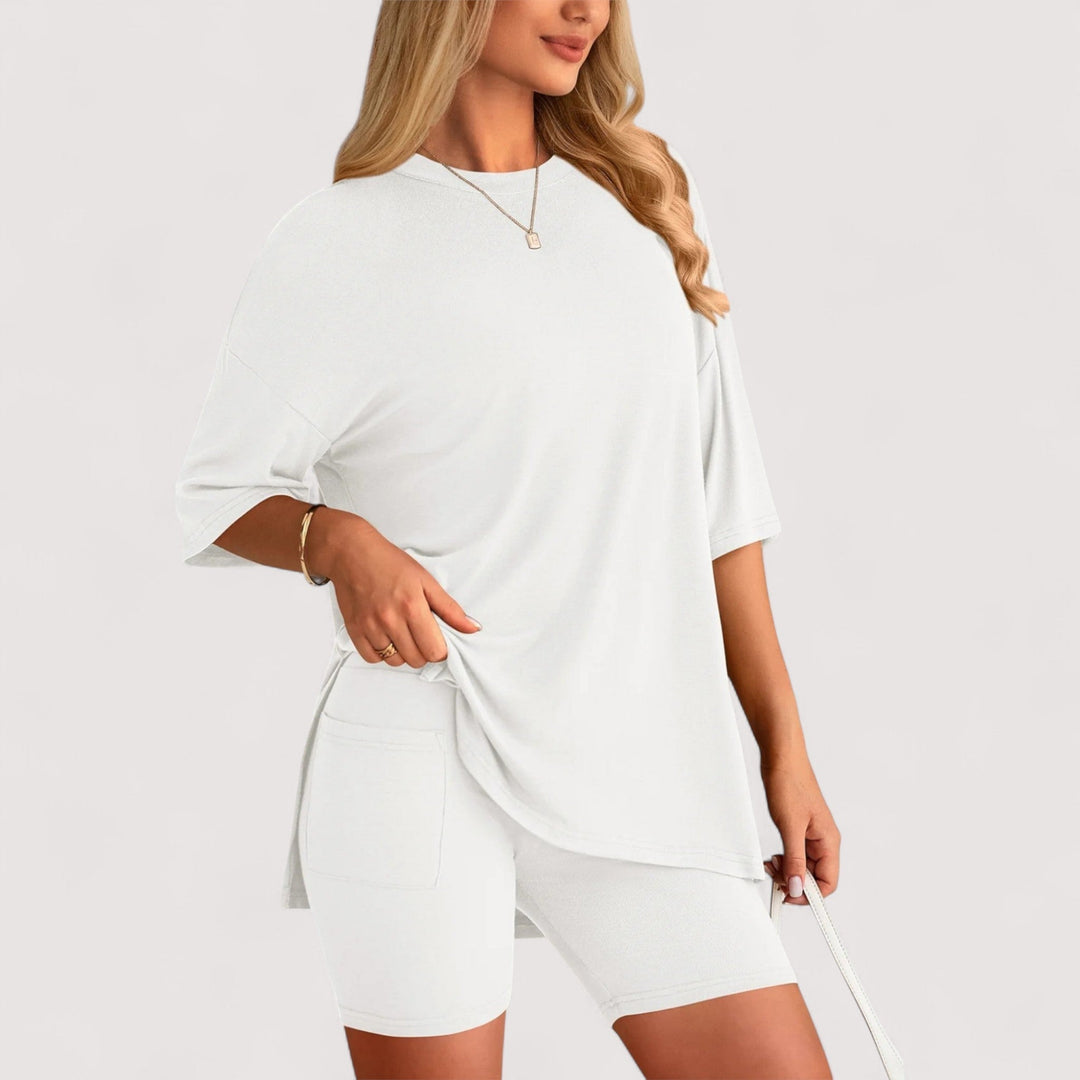 Freizeitanzug Damen: Locker geschnittenes T-Shirt und hochtaillierte Shorts, perfekt für heiße Tage.