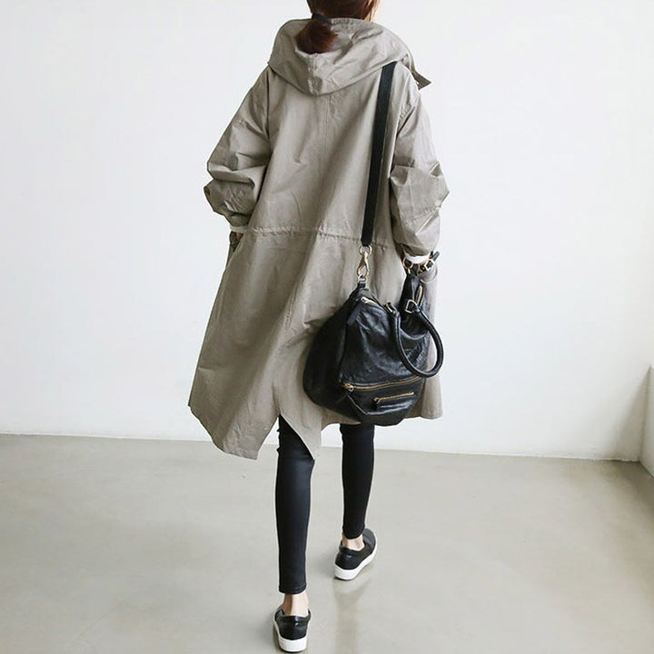 Hochwertiger, wasserabweisender Stoff des eleganten Damen Trenchcoats. Detailansicht des Herbstmantels.