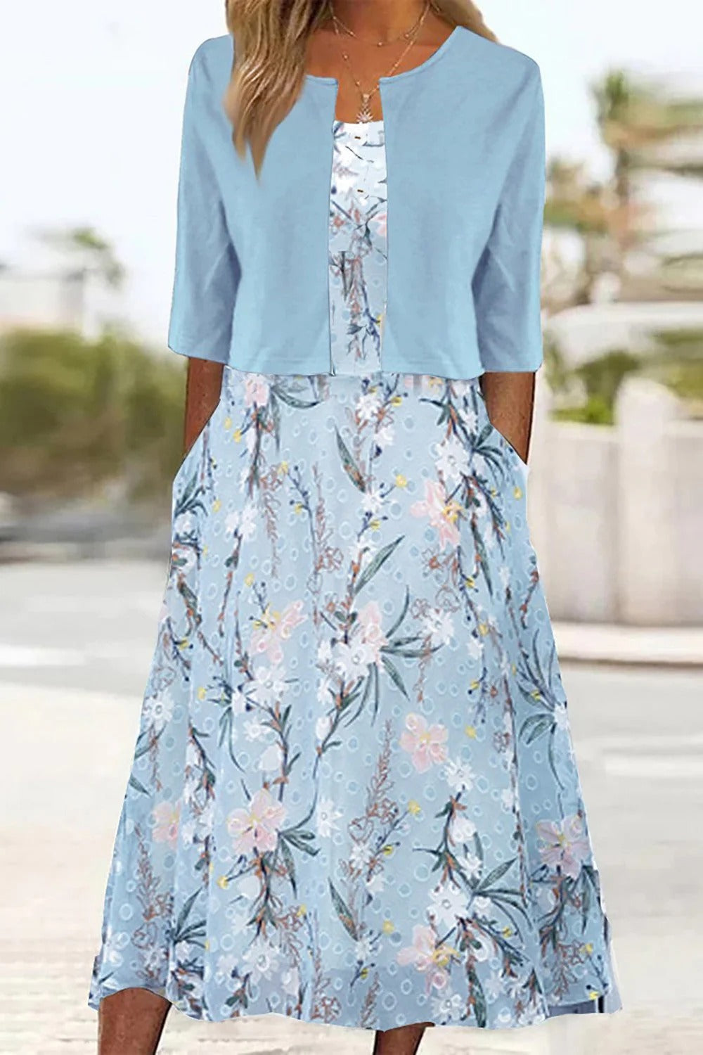 Elegantes Damen Midi Kleid Set mit Blumenmuster und passendem Cardigan, ideal für einen femininen Freizeit-Look.