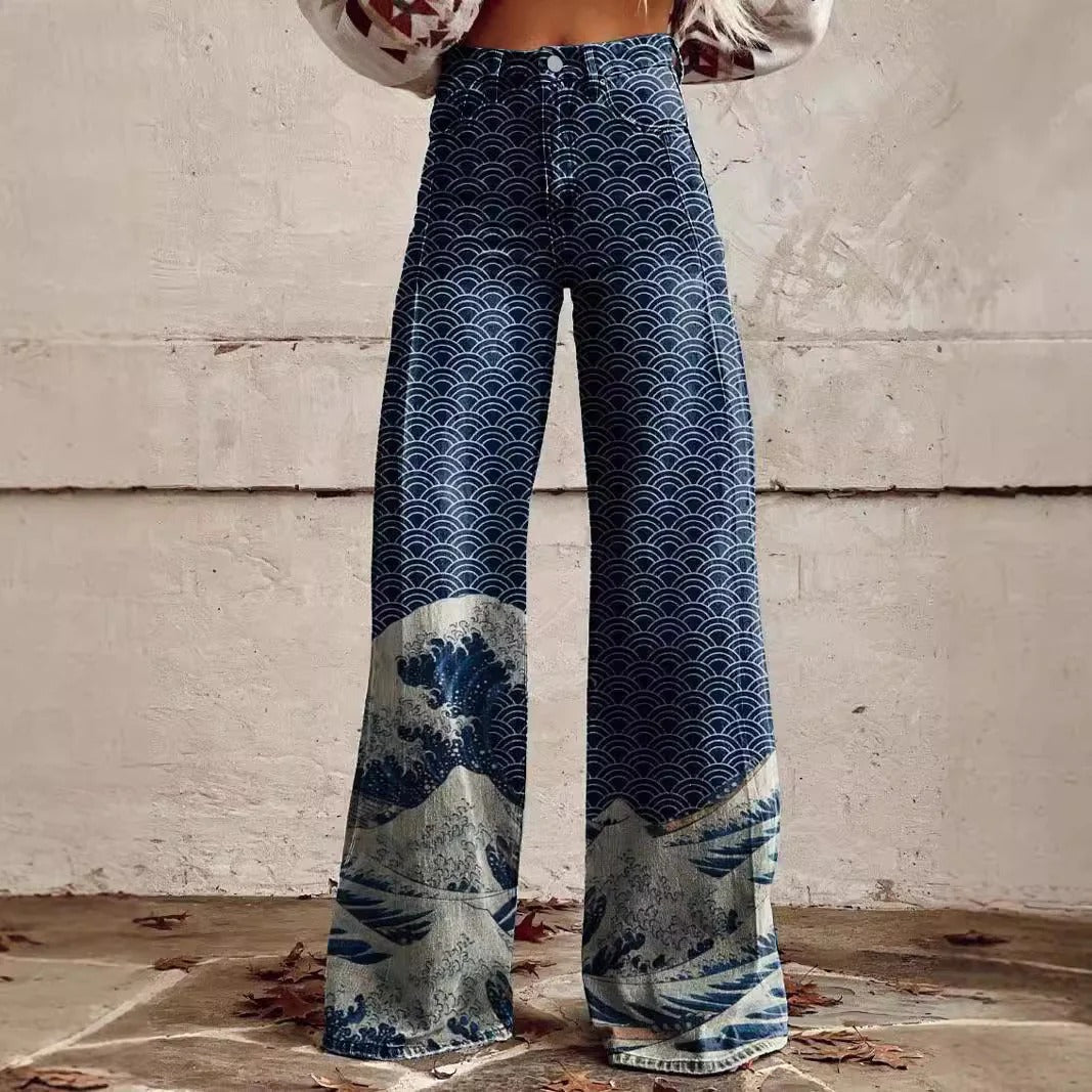 Leichte Damen Schlaghose mit Retro Blumenmuster, ideal für warme Sommertage.
