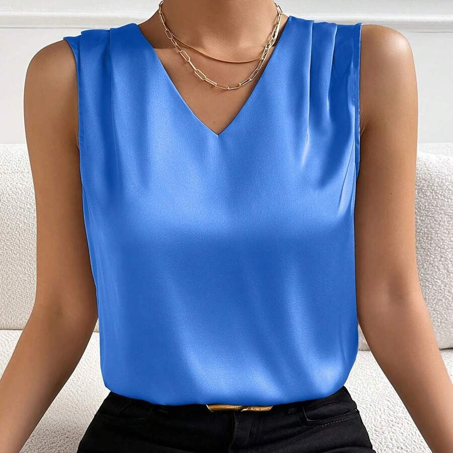 Damenbluse ärmellos mit V-Ausschnitt auf Modell, zeigt die schmeichelhafte Passform und Eleganz für Büro/Freizeit.