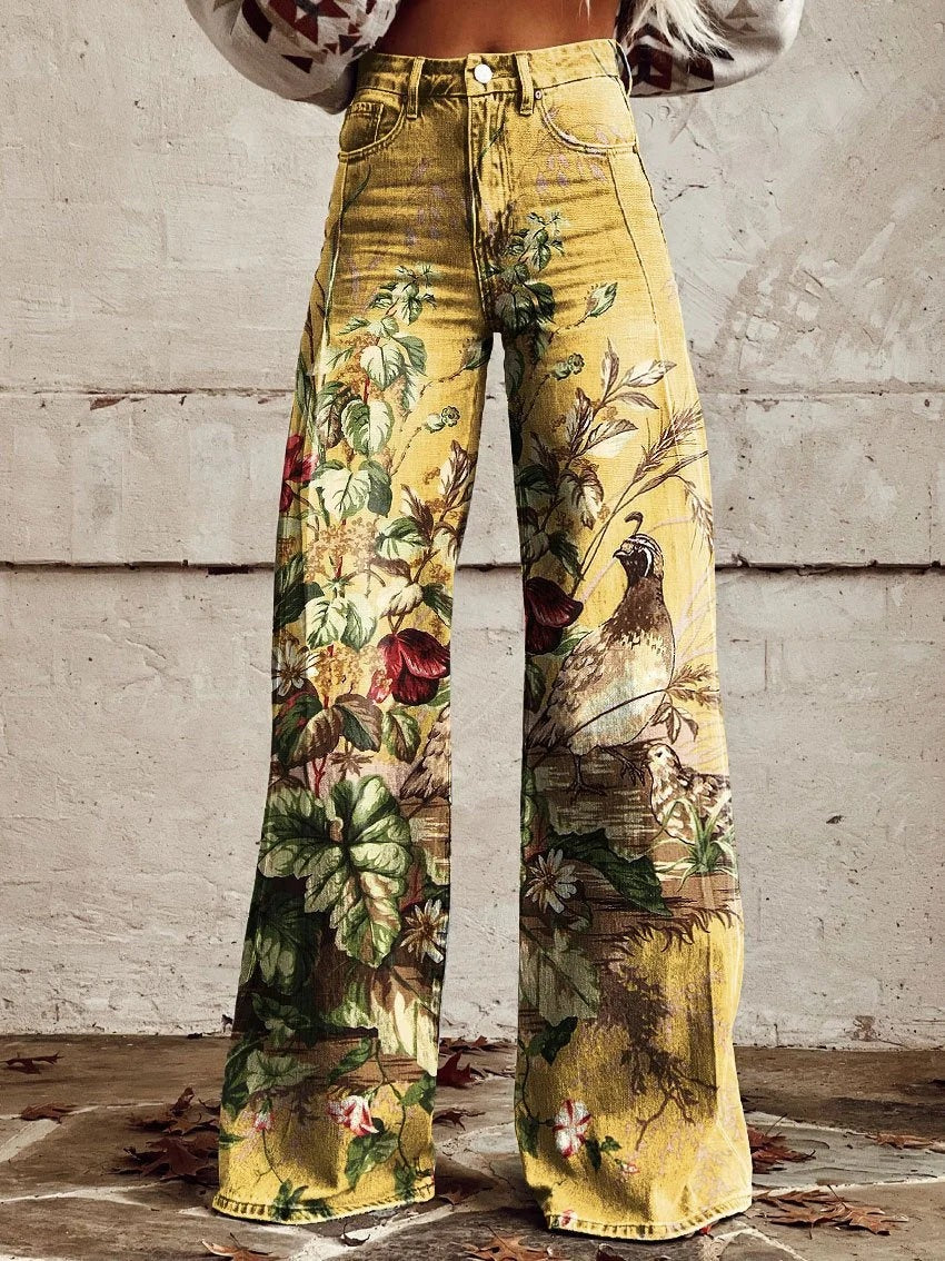 Stilvolle Damen Schlaghose mit lebhaftem Retro Blumenmuster für einen besonderen Look.