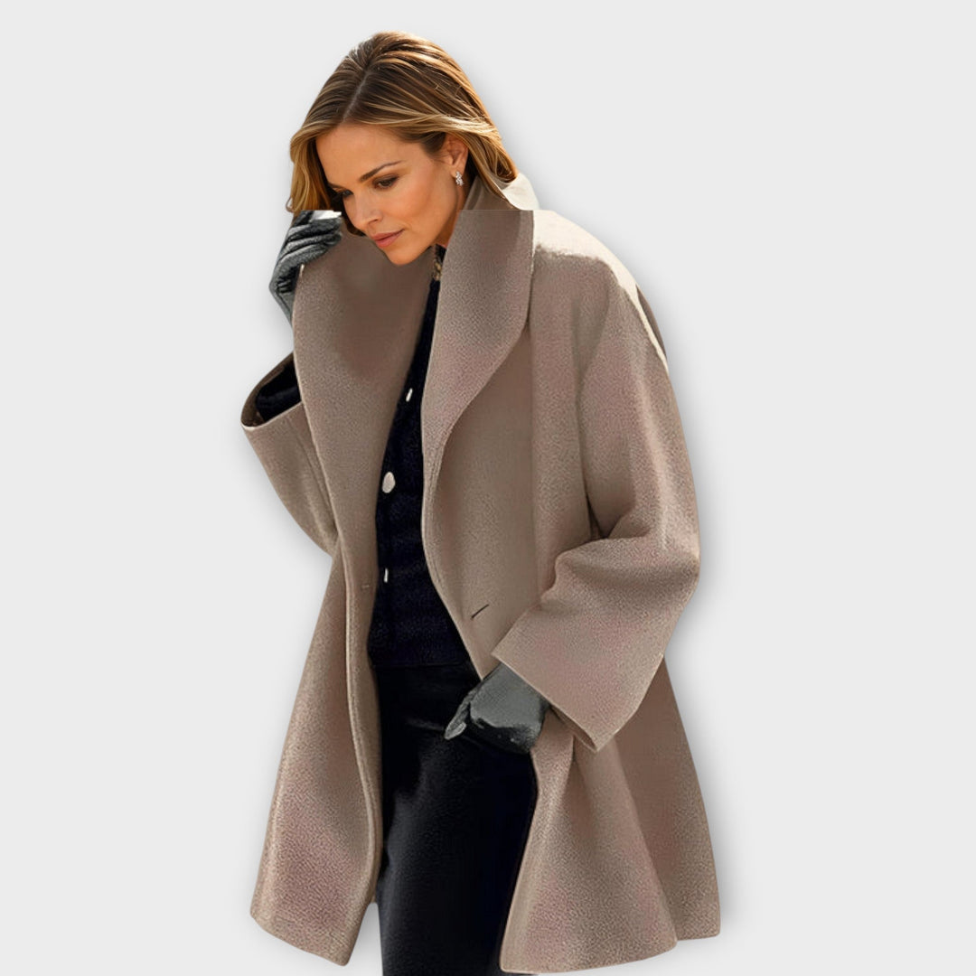 Figurbetonte Damenjacke mit stilvollem Schalkragen. Vielseitige Windjacke für kühle Tage, elegant & modern.