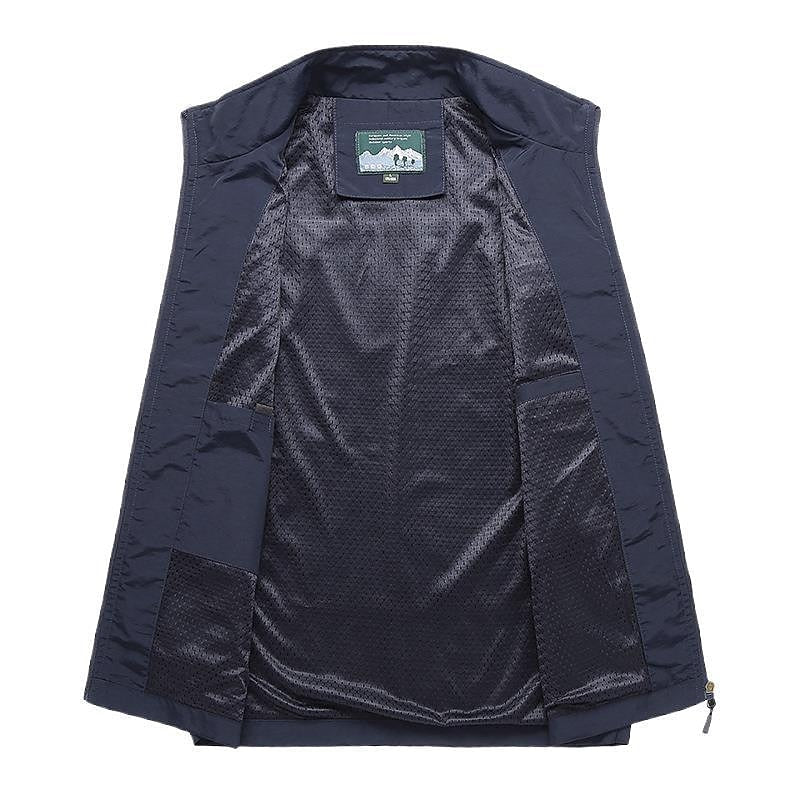 Schwarze, leichte Herren Funktionsweste für Outdoor-Sport. Schnelltrocknend, mit vielen praktischen Taschen.