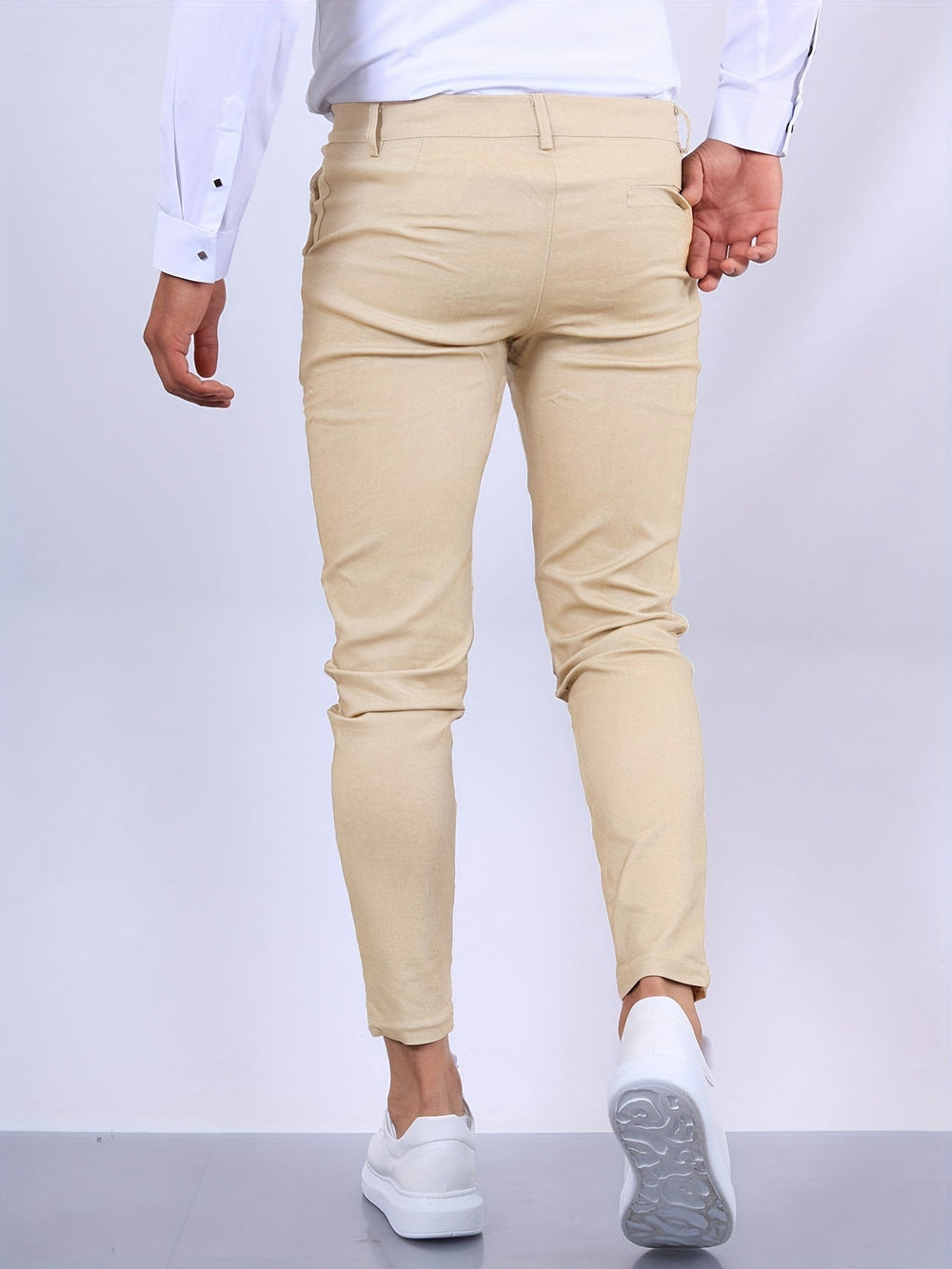 Vielseitige Herren Chinohose Skinny Fit, ideal für Business Casual Looks und entspannte Freizeit.