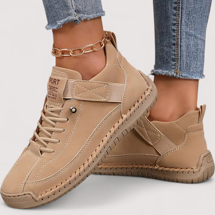 Moderner Damen Sneaker: Komfortabler Freizeitschuh, vielseitig kombinierbar.