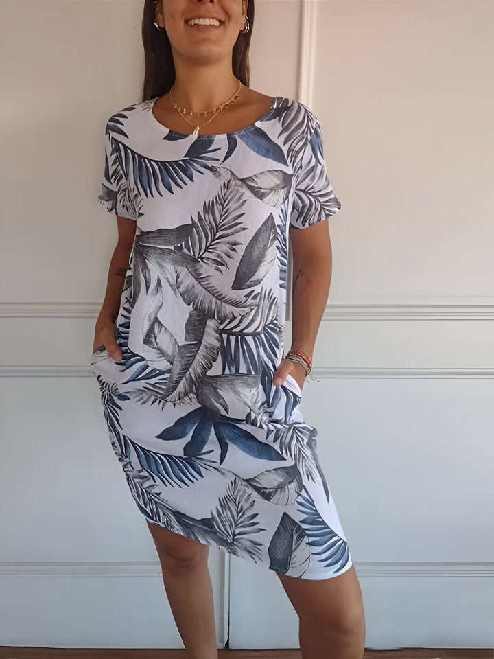 Detailansicht des Klara Midi-Sommerkleides, Rundhals, fließender Stoff, elegantes Design für Damenmode.