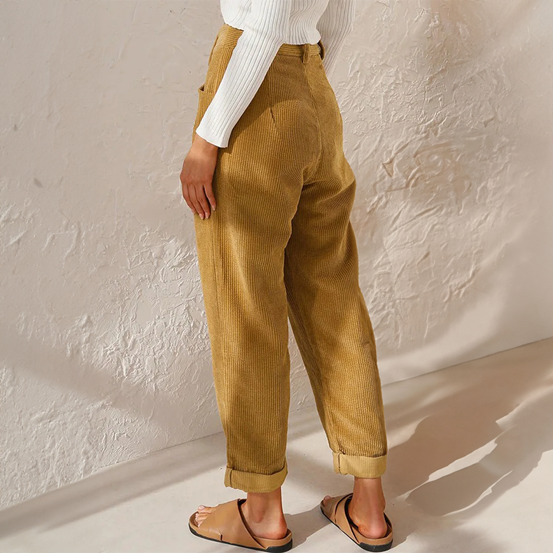 Bequeme Relaxed-Fit Damenhose mit hohem Bund und weitem Bein. Perfekt für eleganten Freizeit- oder Business-Look.