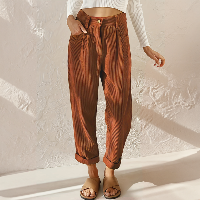 Stilvolle Damen-Bürohose im Relaxed-Fit mit hohem Bund. Vielseitig kombinierbar für einen eleganten Auftritt.