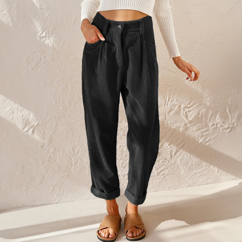Frau trägt klassische Damenhose mit hohem Bund, Relaxed-Fit und weiten Beinen. Komfortable Eleganz im Alltag.