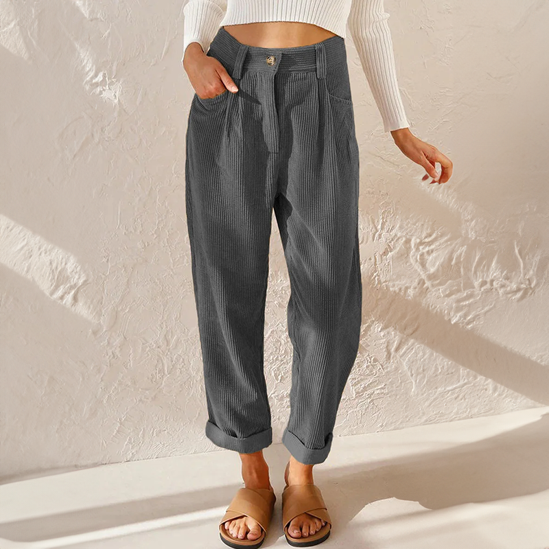 Detailaufnahme: Hoher Bund der klassischen Relaxed-Fit Damenhose. Zeigt Komfort und stilvolles Design.