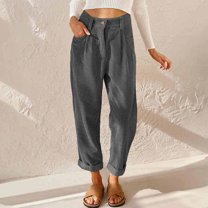 Detailaufnahme: Hoher Bund der klassischen Relaxed-Fit Damenhose. Zeigt Komfort und stilvolles Design.