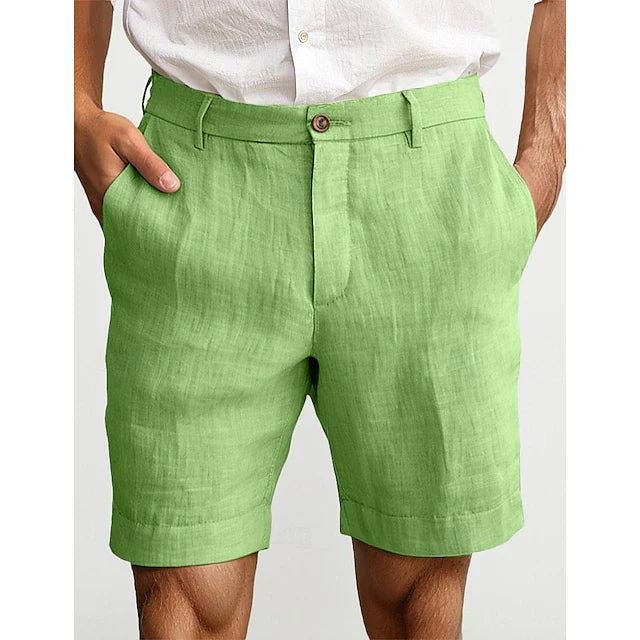 Mann trägt lässige Herren Chino Shorts, ideal für warme Tage & sommerliche Freizeitaktivitäten.