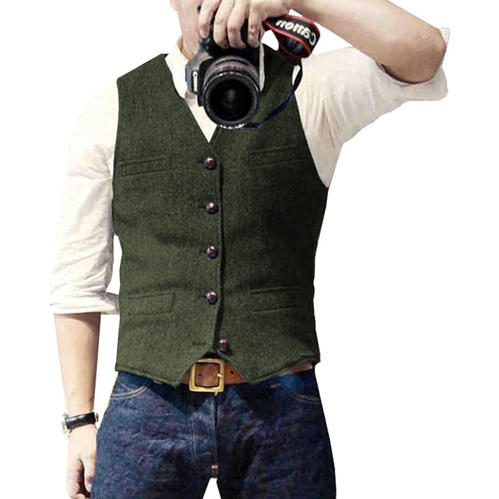Mann trägt elegante Herren Vintage-Weste, perfekt für einen stilvollen Auftritt.
