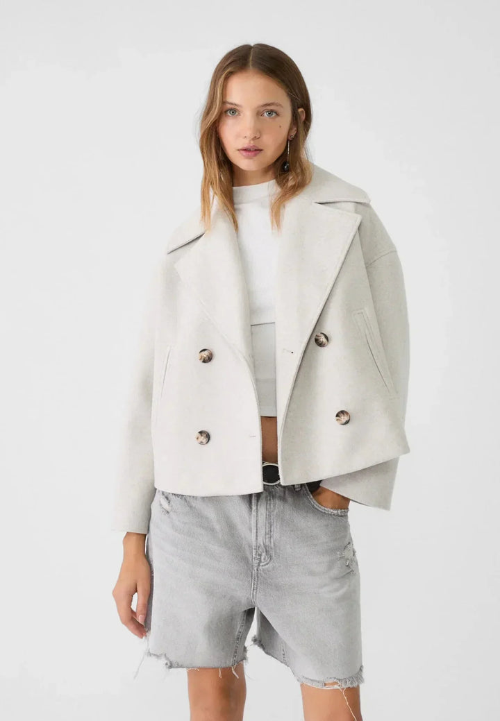 Klassische kurze Damenjacke für elegante Büromode und stilvolle Herbst-Outfits.