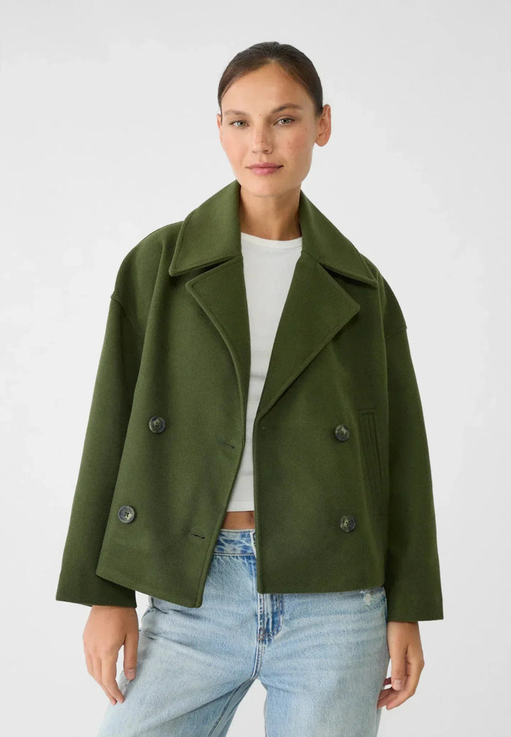 Kurze Damenjacke, die Eleganz ausstrahlt, perfekt für den Frühling und Übergang.