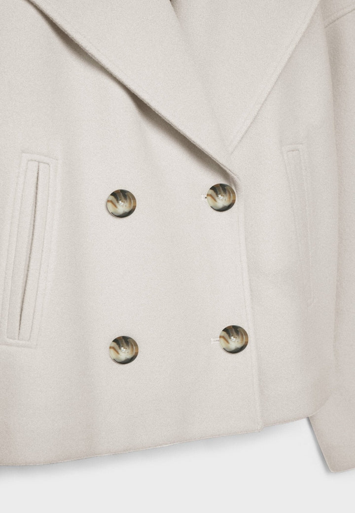 Zeitlose Damenjacke, kurz geschnitten, als Blazer-Alternative für Business-Looks.