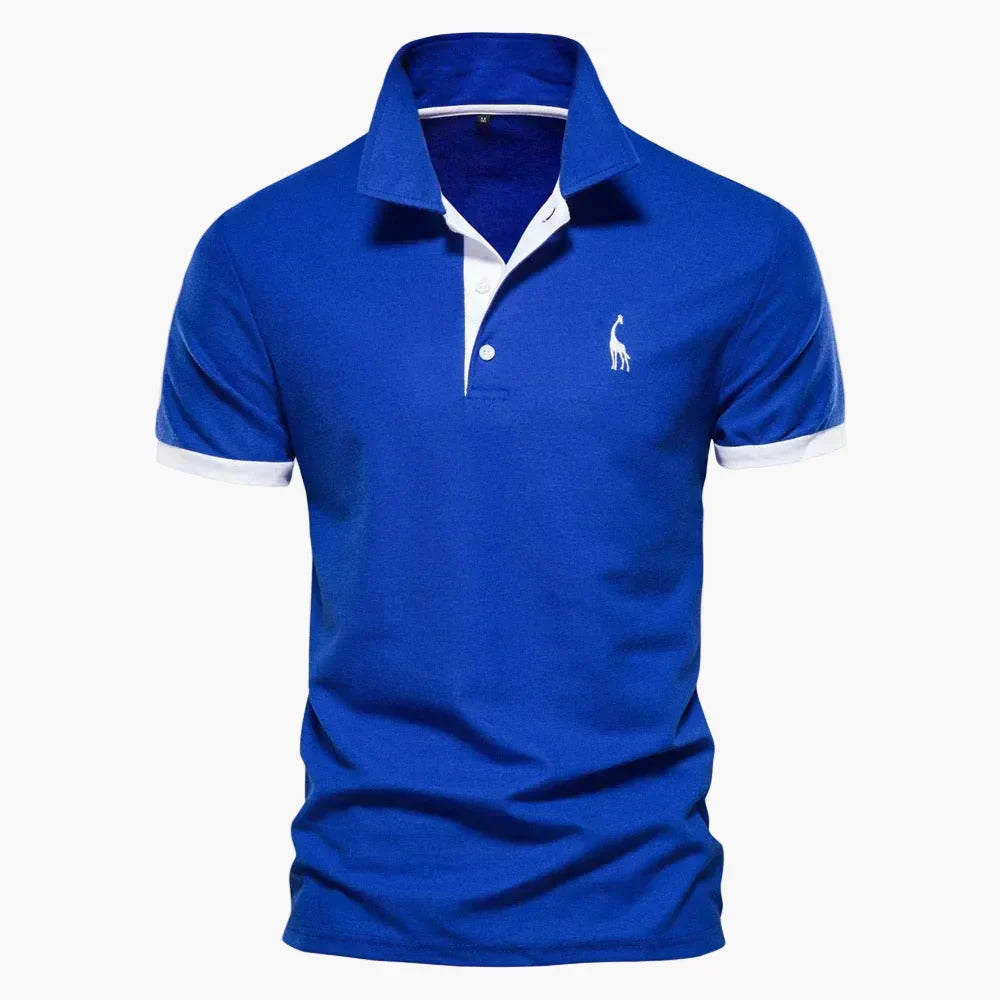 Mann trägt ein blaues Herren Poloshirt, kurzärmlig, kombiniert mit einer Freizeithose für einen smarten Look.