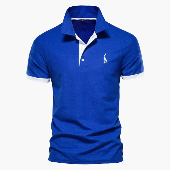 Mann trägt ein blaues Herren Poloshirt, kurzärmlig, kombiniert mit einer Freizeithose für einen smarten Look.