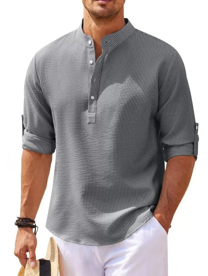 Stilvolles Herren Sommerhemd in Übergröße mit Stehkragen. Lässiges Langarm-Design für warme Tage und Strandmode.