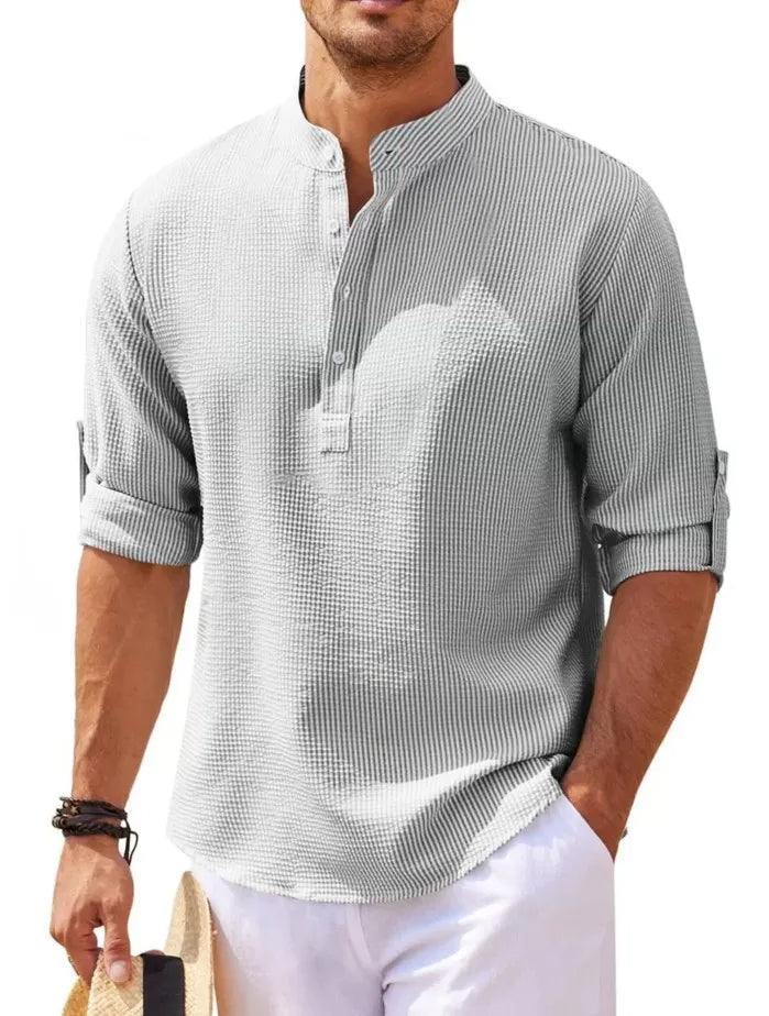 Vielseitiges Herren Plus Size Sommerhemd mit Stehkragen. Lässige Langarm-Strandmode, bequem für warme Temperaturen.