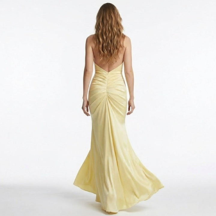 Glamouröses Damen Abendkleid mit V-Ausschnitt. Maxikleid in Gelb für festliche und unvergessliche Auftritte.