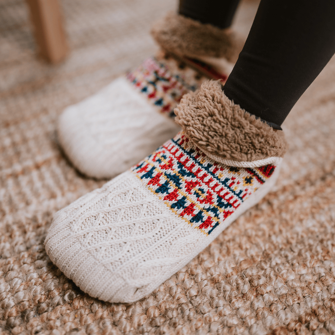Rote, extra warme & rutschfeste Unisex Winterstrümpfe. Gemütliche Haussocken für Damen & Herren.