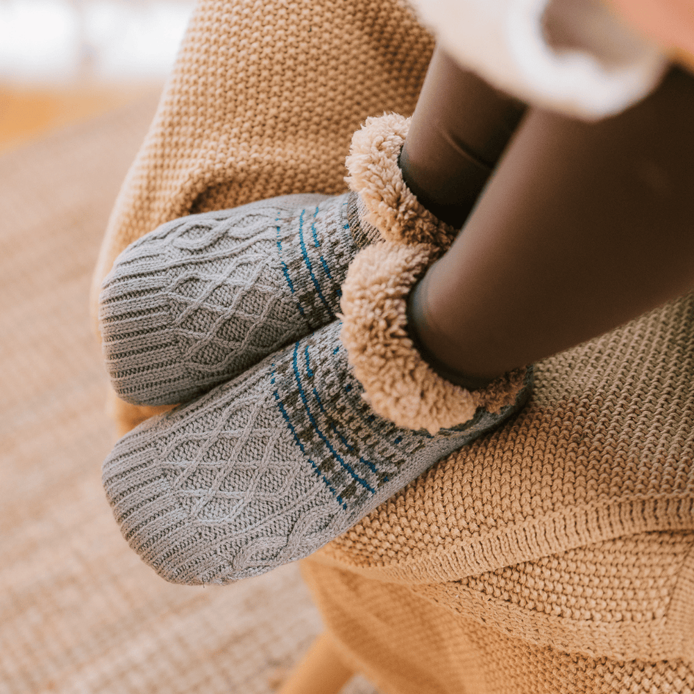 Beige, warme & rutschfeste Haussocken. Gemütliche Unisex Wintersocken für Damen & Herren.