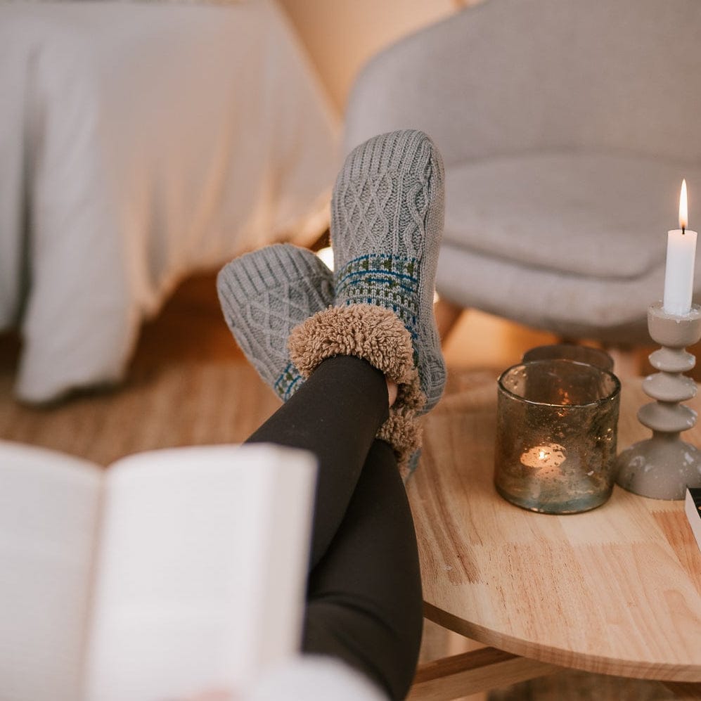 Blaue, warme & rutschfeste Unisex Wintersocken. Gemütliche Haussocken für Damen & Herren.