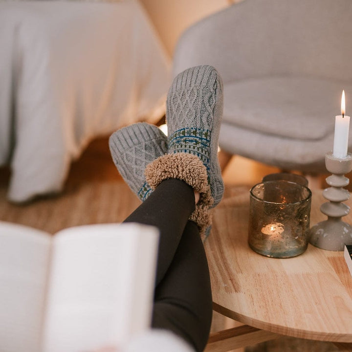 Blaue, warme & rutschfeste Unisex Wintersocken. Gemütliche Haussocken für Damen & Herren.