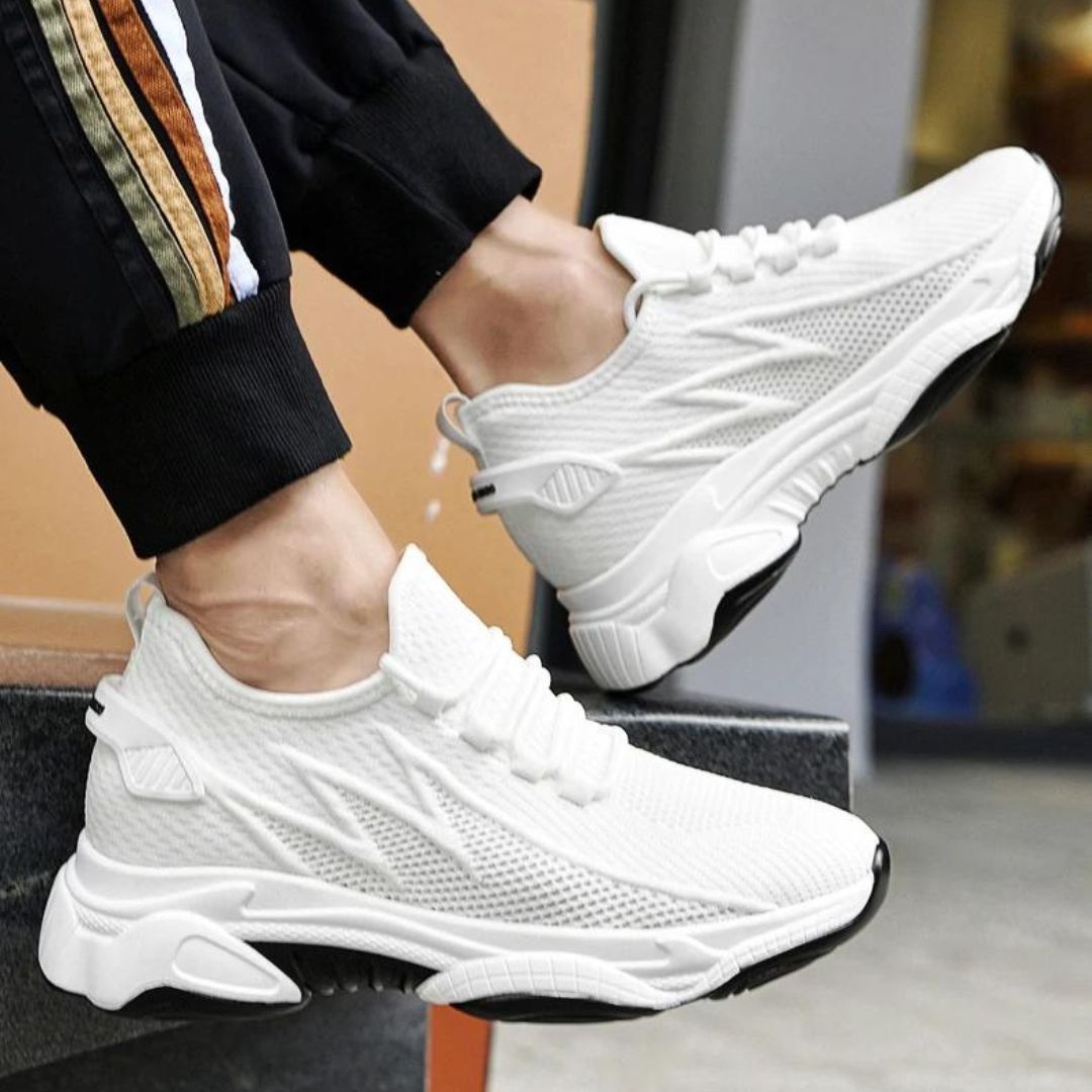 Weiße Herren Sneakers, dezenter Höhengewinn, stilvoll & bequem für jeden Anlass.
