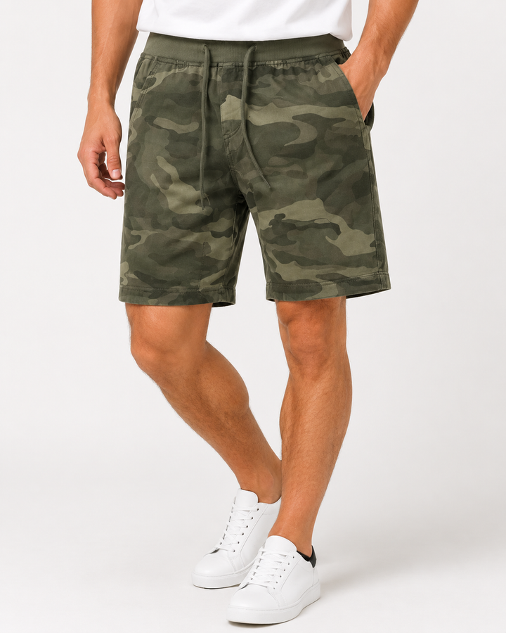 Stylische graue Herren Camouflage Shorts, lässig und bequem. Ideale Sommershorts für Herrenmode und Outdoor.