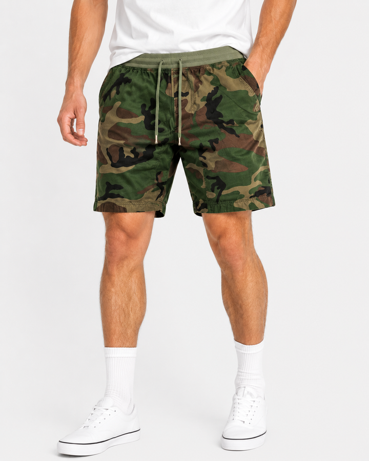 Praktische Herren Camouflage Shorts mit Taschen, perfekt für den Sommer. Bequeme Freizeitshorts in lässigem Look.