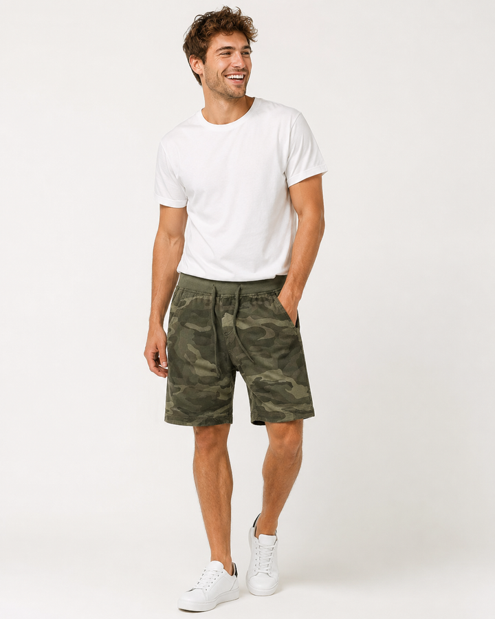 Dynamische Herren Outdoor Shorts in Camouflage, ideal für Sport und Freizeit. Robuste und bequeme Sommershorts.