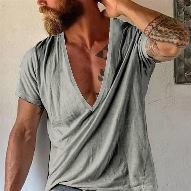 Mann trägt modisches Herren T-Shirt mit tiefem V-Ausschnitt & Kurzarm. Bequem für Freizeit im Sommer.