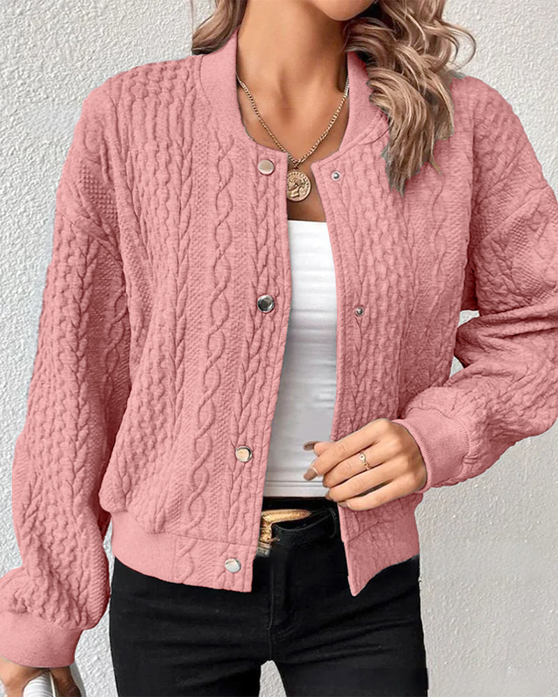 Zeitlose Damen Strickjacke mit Knöpfen. Ein vielseitiger Cardigan, ideal als stilvolle Übergangsjacke.