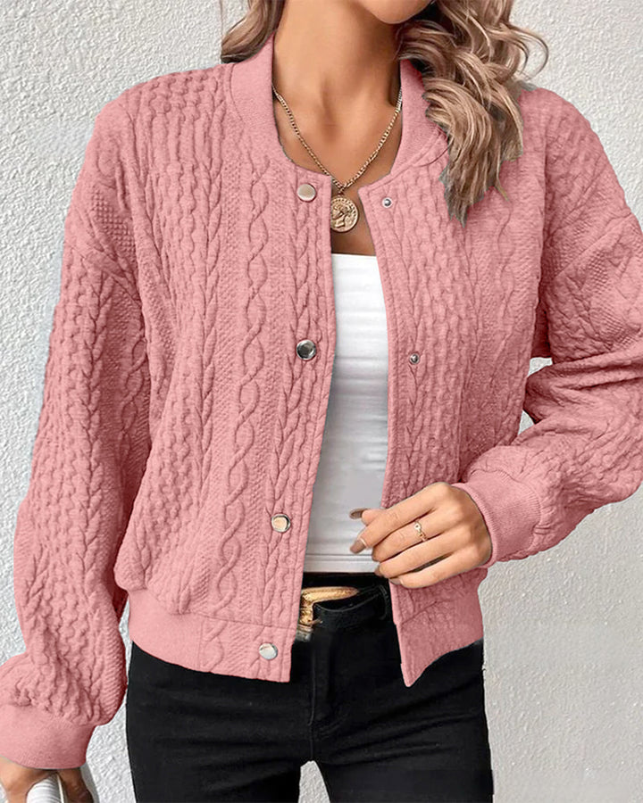 Zeitlose Damen Strickjacke mit Knöpfen. Ein vielseitiger Cardigan, ideal als stilvolle Übergangsjacke.