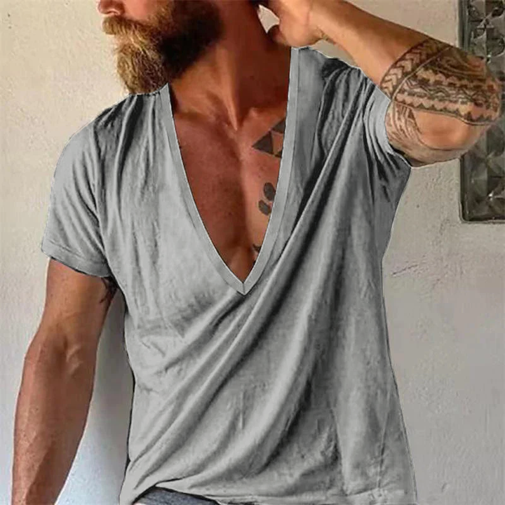 Modernes Herren T-Shirt mit tiefem V-Ausschnitt & kurzen Ärmeln. Stilvoll für Casual-Looks im Sommer.