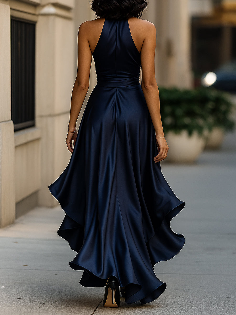 Rückenansicht des eleganten Damen Wickelkleides mit fließendem, bodenlangem Saum. Ideal für formelle Events & Hochzeiten.