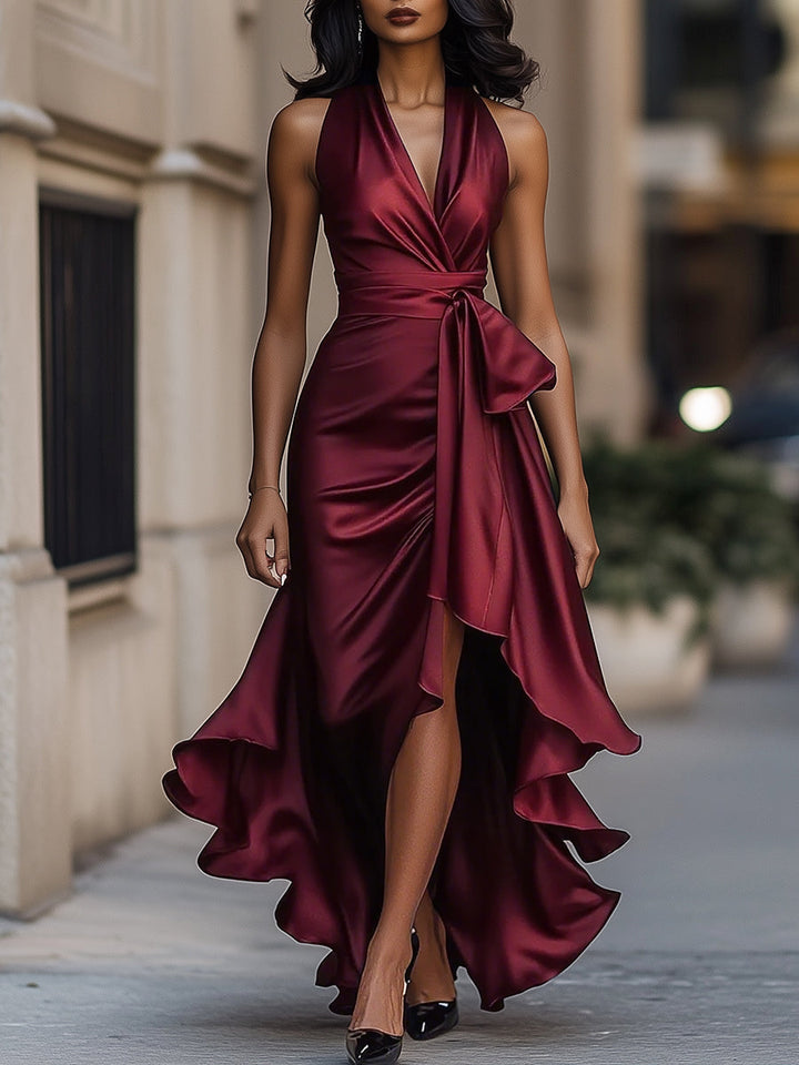 Fließender Saum des langen Damen Abendkleides im Wickelstil, elegant schwingend. Ideal für Gala, Hochzeit und Sommerkleid.