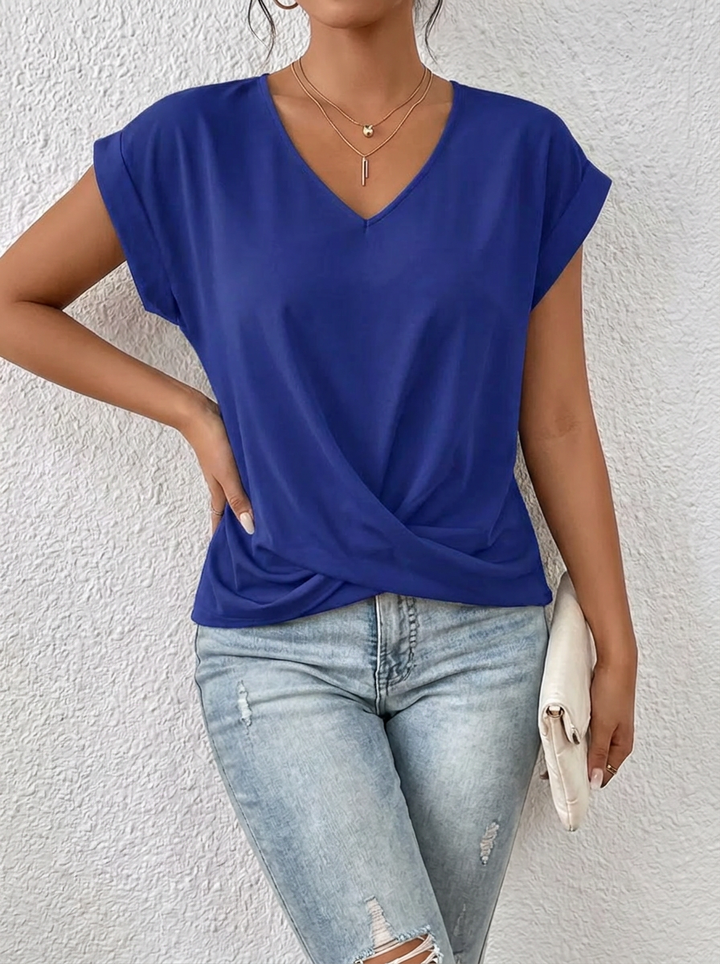 Modernes Damen T-Shirt mit V-Ausschnitt, ein bequemes Kurzarm Basic Shirt. Ideal für lässige Sommeroutfits.