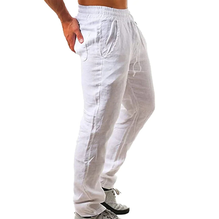 Elegante Herren Sommerhose für entspannte Stunden im Freien. Leicht & bequem.