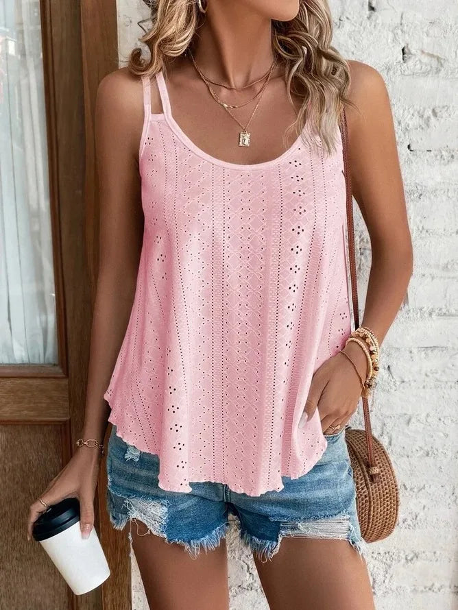 Model präsentiert luftiges Damen Boho Camisole Top. Bequemes A-Linien Oberteil mit Spaghettiträgern für Sommer.